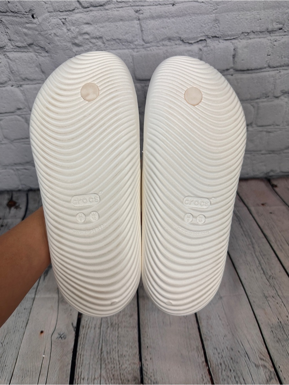Crocs Mellow Recovery Flip in white M8 W10 - Picture 2 of 5
